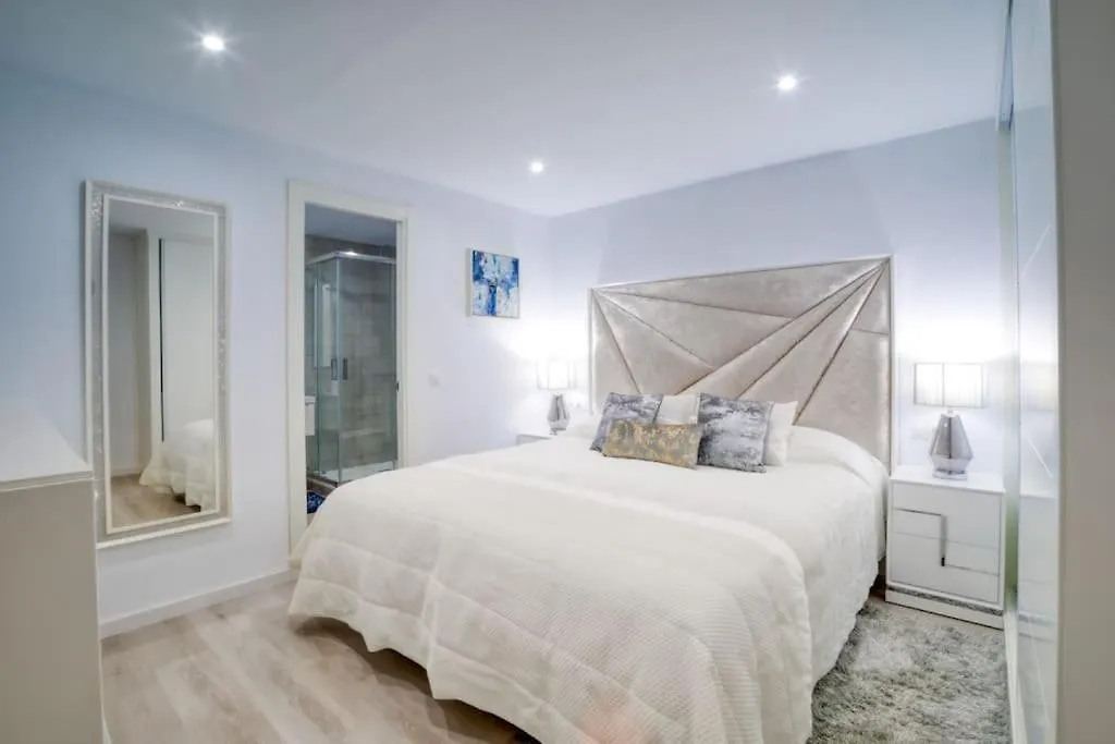 Marbella Luxury Home With Games Room & Sea Views 0*,  إسبانيا
